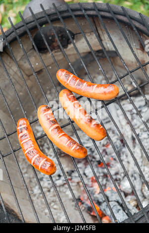 Kochen mit Würstchen auf einem alten Feuer Topf mit Ofenkartoffel Stockfoto