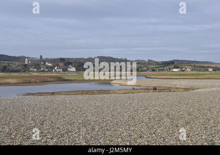 Von Salthouse Beach, North Norfolk, England mit Blick auf das Dorf und zeigt die Schindel nach dem Umzug ins Landesinnere. Stockfoto