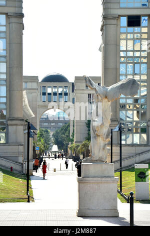 Frankreich, Herault, Montpellier Antigone Bezirk vom katalanischen Architekten Ricardo Bofill, Esplanade de l ' Europe und der Nachbau der Winged Sieg von Samothrace, auch genannt die Nike von Samothrake Stockfoto