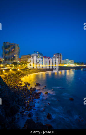 Spanien, Kanarische Inseln, Teneriffa, Puerto De La Cruz, Hochhäuser entlang der Playa Martianez, dawn Stockfoto