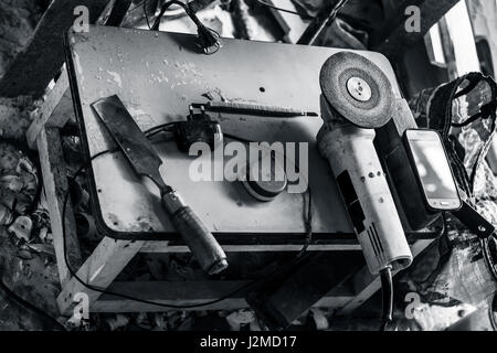 Werkzeuge auf einer Box. Stockfoto