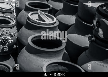 Einen irdenen Topf auf dem Markt. Allgemein bekannt als der "Arme-Leute Kühlschrank Stockfoto