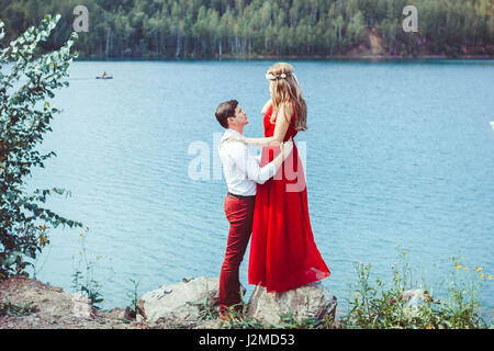 Junge Paar küssen und freut sich am See. Stockfoto