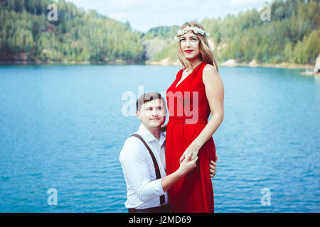 Junge Paar küssen und freut sich am See. Stockfoto