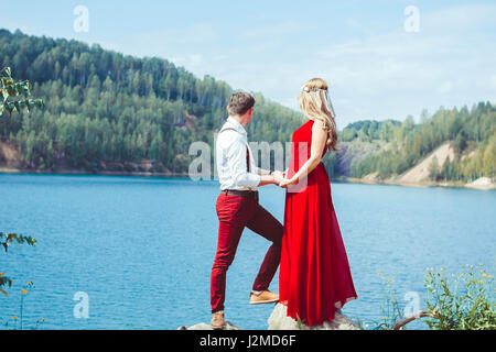 Junge Paar küssen und freut sich am See. Stockfoto