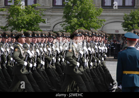 Moskau, Russland - 9. Mai 2008: Feier des zweiten Weltkriegs Victory Day parade auf dem Roten Platz. Feierliche Verabschiedung des Militärausrüstung, fliegende Flugzeuge und marschieren Soldaten. Stockfoto