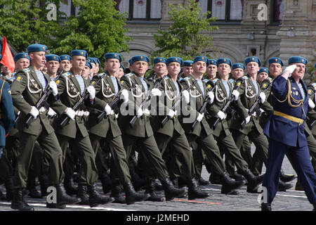 Moskau, Russland - 9. Mai 2008: Feier des zweiten Weltkriegs Victory Day parade auf dem Roten Platz. Feierliche Verabschiedung des Militärausrüstung, fliegende Flugzeuge und marschieren Soldaten. Stockfoto