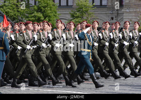 Moskau, Russland - 9. Mai 2008: Feier des zweiten Weltkriegs Victory Day parade auf dem Roten Platz. Feierliche Verabschiedung des Militärausrüstung, fliegende Flugzeuge und marschieren Soldaten. Stockfoto