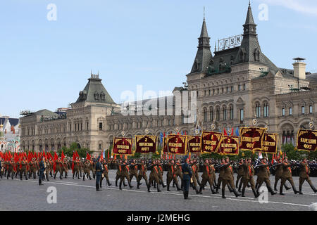 Moskau, Russland - 9. Mai 2008: Feier des zweiten Weltkriegs Victory Day parade auf dem Roten Platz. Feierliche Verabschiedung des Militärausrüstung, fliegende Flugzeuge und marschieren Soldaten. Stockfoto