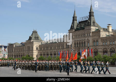 Moskau, Russland - 9. Mai 2008: Feier des zweiten Weltkriegs Victory Day parade auf dem Roten Platz. Feierliche Verabschiedung des Militärausrüstung, fliegende Flugzeuge und marschieren Soldaten. Stockfoto