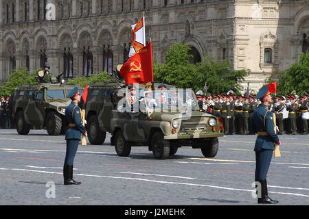 Moskau, Russland - 9. Mai 2008: Feier des zweiten Weltkriegs Victory Day parade auf dem Roten Platz. Feierliche Verabschiedung des Militärausrüstung, fliegende Flugzeuge und marschieren Soldaten. Stockfoto