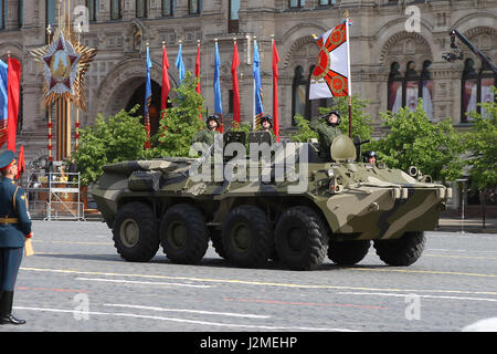 Moskau, Russland - 9. Mai 2008: Feier des zweiten Weltkriegs Victory Day parade auf dem Roten Platz. Feierliche Verabschiedung des Militärausrüstung, fliegende Flugzeuge und marschieren Soldaten. Stockfoto