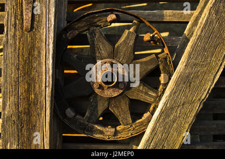 Wagen-Rad, dekoratives Detail aus einer alten Scheune in der Nähe von Donau in Serbien Stockfoto