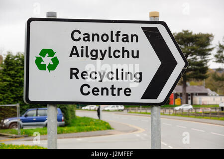 Zeichen, die auf eine Gemeinschaft Recycling center in beiden Walisisch und Englisch in Bala North Wales Stockfoto