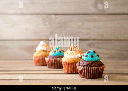 Muffins auf Tisch Stockfoto