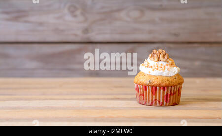 Muffins auf Tisch Stockfoto
