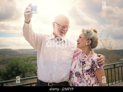 Altes Ehepaar nehmen ein Selbstporträt Stockfoto