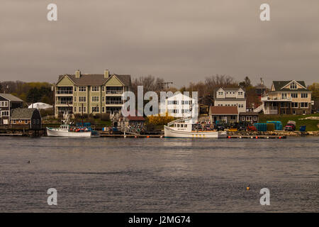 Ein schönes Bild der Landschaft neben der Memorial Bridge, Portsmouth, NH. Stockfoto