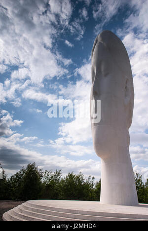 Die Traum-Statue eines jungen Mädchen Kopf. Sutton Manor Zeche Website. Stockfoto