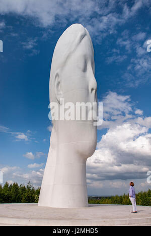 Die Traum-Statue eines jungen Mädchen Kopf. Sutton Manor Zeche Website. Stockfoto