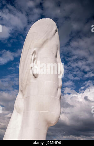 Die Traum-Statue eines jungen Mädchen Kopf. Sutton Manor Zeche Website. Stockfoto