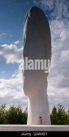 Die Traum-Statue eines jungen Mädchen Kopf. Sutton Manor Zeche Website. Stockfoto