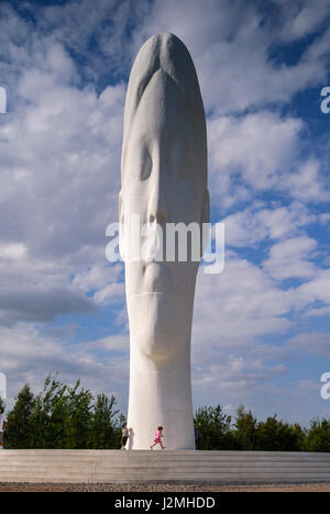 Die Traum-Statue eines jungen Mädchen Kopf. Sutton Manor Zeche Website. Stockfoto