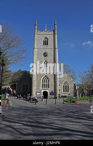 Reading Münster auf dem "Hintern" im Zentrum des Lesens mit seinen hohen Stein und Flint karierten Turm und Fassade dieser Kirche ist eine sehr historische Kirche Stockfoto