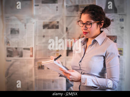 Journalistin Frau schreiben Hinweise Stockfoto