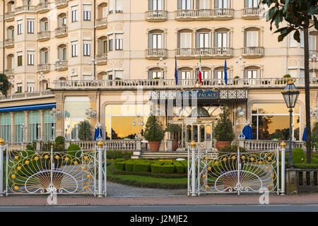 Prächtigen Fassade und Eingang zum Hotel Regina Palace, gebadet in der Morgensonne in Stresa, Lago Maggiore, Italien im April Stockfoto