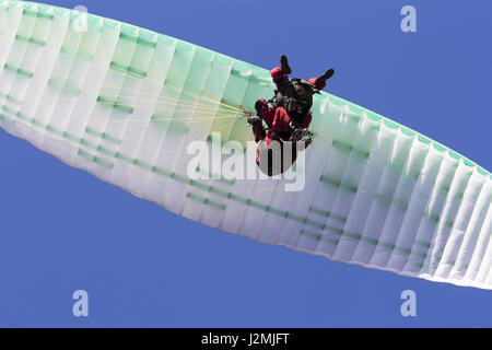 Paragliding im Tandem, Extremsport, frei gleiten und blauen Himmel als Hintergrund Stockfoto