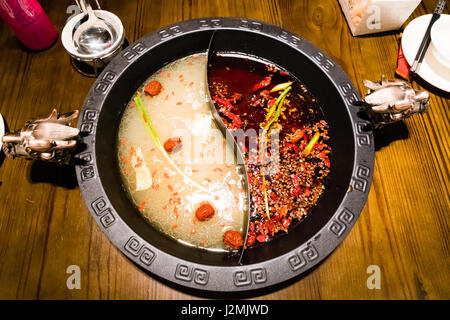 Shabu-Topf im chinesischen Stil - Schweinefleisch-Suppe und ölige würzige Suppe Stockfoto