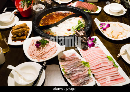 Shabu-Topf im chinesischen Stil - Schweinefleisch-Suppe und ölige würzige Suppe Stockfoto