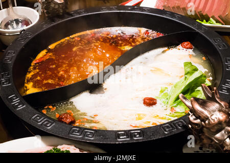 Shabu-Topf im chinesischen Stil - Schweinefleisch-Suppe und ölige würzige Suppe Stockfoto