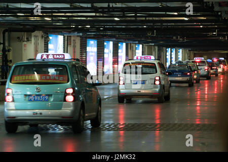 SHANGHAI, CHINA APRIL 2017: Taxi in der Schlange wartet auf den Passagier am Flughafen Hongqiao Stockfoto