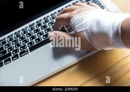 Wählen Sie Ziel nahe Hand mit Weire Handgelenk um auf Computer in Workaholic Konzept arbeiten Stockfoto