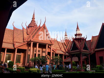 Rot-Nationalmuseum in schönen Khmer-Architektur gegen blauen Himmel - Phnom Penh, Kambodscha Stockfoto