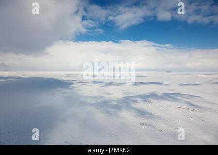 Luftaufnahme über dem Schnee bedeckten Raum der endlosen Tundra in der Zeit des bewölkten Wintertag. Stockfoto