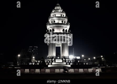 Stupa geformt Denkmal Kambodschas Unabhängigkeit von Frankreich, im Zentrum von Phnom Penh in der Nacht Stockfoto