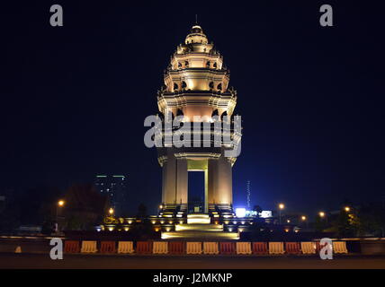 Stupa geformt Denkmal Kambodschas Unabhängigkeit von Frankreich, im Zentrum von Phnom Penh in der Nacht Stockfoto