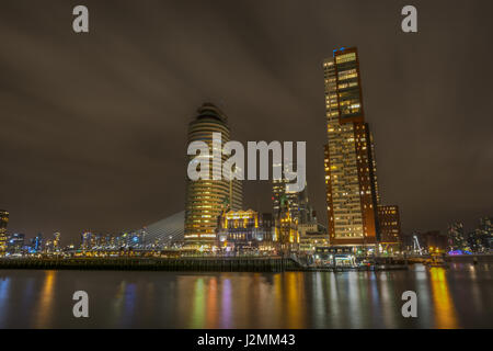 Das hotel new york und Kop van Zuid in Rotterdam, Niederlande, bei Nacht von katendrecht Stockfoto