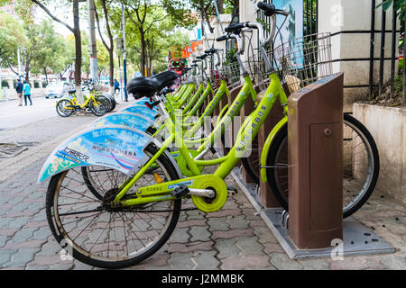 SHANGHAI, China - April, 2017: Grüne öffentliche Fahrrad auf dem Parkplatz in Shanghai. Stockfoto