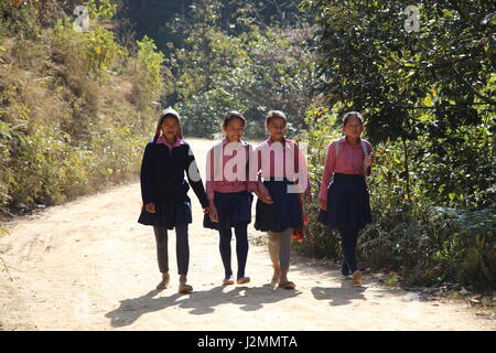 Schüler und Schülerinnen und Schüler auf dem Weg zur Schule auf dem Lande in Bandipur, Nepal Stockfoto