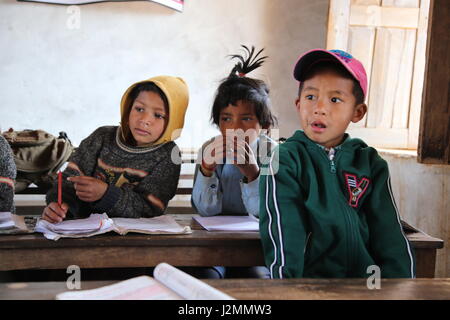 Schulkinder und Kinder in der hiesigen Landschaft Schule in Zentral-Nepal in der Nähe von Bandjpur spielen und Bildung da empfangen Stockfoto