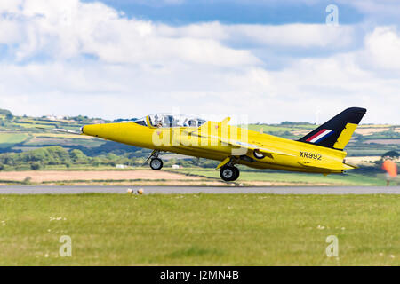 Der Folland Gnat G-MOUR (XR992) des Gnat Display Teams in den Farben des berühmten Yellowjacks Display Teams Stockfoto