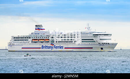 Die Brittany Ferries fahren mit der Cross-Channel-Fähre „Pont-Aven“ in den Plymouth Sound Stockfoto