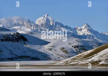 Blick auf Schnee bedeckt Berge, Grand Teton Range über National Elk Refuge im Winter, schöne Wintertag, Wyoming, USA. Stockfoto