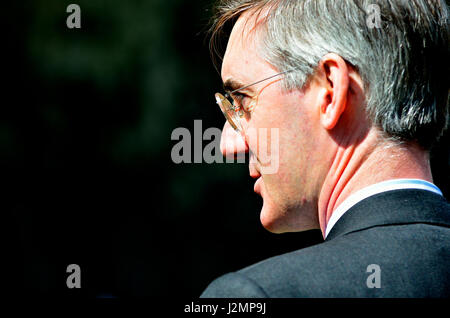 Jakob Rees-Mogg MP (Con: North East Somerset) am College Green, Westminster 18. April 2017 kurz nach den Parlamentswahlen wurde bekannt gegeben. Stockfoto