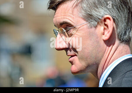 Jakob Rees-Mogg MP (Con: North East Somerset) am College Green, Westminster 18. April 2017 kurz nach den Parlamentswahlen wurde bekannt gegeben. Stockfoto