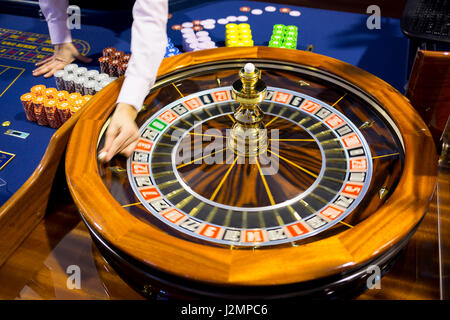 Roulette-Tisch im Casino. Ball in der rotierenden Spielautomaten. Hölzerne Roulette-Rad. Croupier Versionen Casino roulette weiße Kugel. Stockfoto